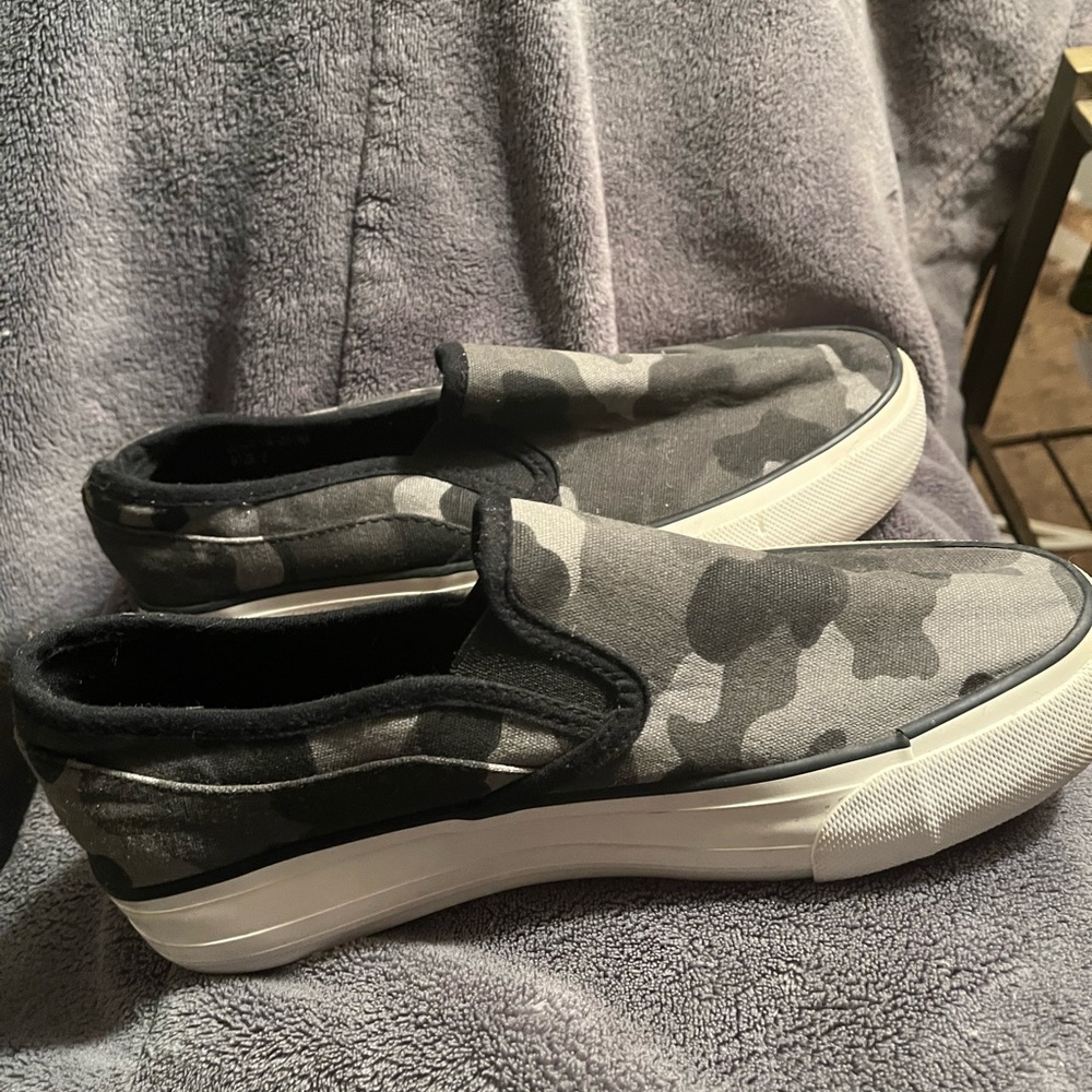 Womens Camo Slip on Shoes Restricted Brand size 7
